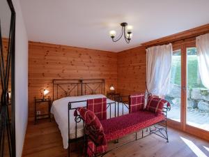 ein Schlafzimmer mit einem Bett und zwei Stühlen in der Unterkunft Apartment Ambre-6 by Interhome in Villars-sur-Ollon