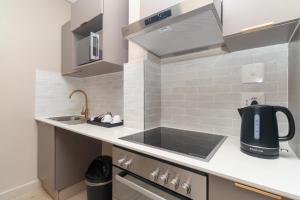 una cocina con fregadero y encimera en Cans BlackBrick lux, en Johannesburgo