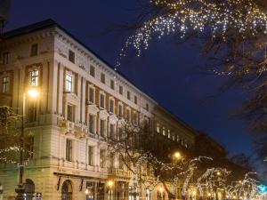 Um edifício com luzes de Natal à frente. em Hotel Moments Budapest by Continental Group em Budapeste