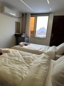 Voodi või voodid majutusasutuse Sun 3 Pyramids Inn toas