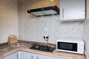 Goodis Apartments Ajah的厨房或小厨房
