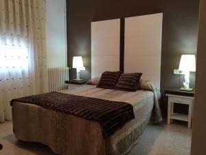 A bed or beds in a room at Hotel Apartamentos Barrau