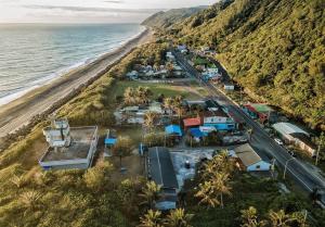 uma vista aérea de uma aldeia ao lado da praia em 督督工作室民宿 em Nan-t'ien