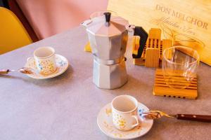 Utensilios para hacer té y café en Domo Geodésico para se conectar com as Nuvens