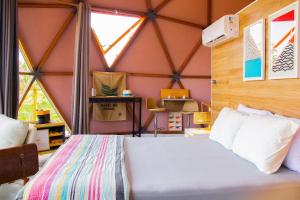 Cama o camas de una habitación en Domo Geodésico para se conectar com as Nuvens