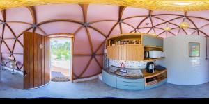 un interior de una casa en la cúpula con una cocina en ella en Domo Geodésico para se conectar com as Nuvens, en Paraibuna