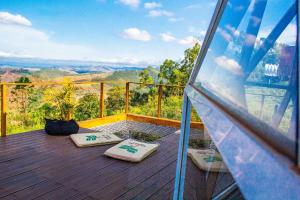 Un balcón o terraza de Domo Geodésico para se conectar com as Nuvens