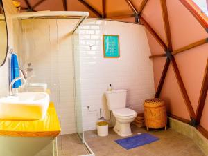 Un baño con inodoro, lavabo y ducha. en Domo Geodésico para se conectar com as Nuvens, en Paraibuna 22 fotos más