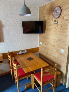 Μια τηλεόραση ή/και κέντρο ψυχαγωγίας στο Studio cosy à Méribel Mottaret - 27 m² avec balcon