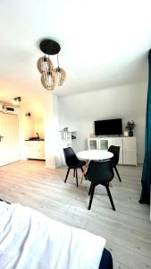 Μια τηλεόραση ή/και κέντρο ψυχαγωγίας στο Apartament Katedralna 10