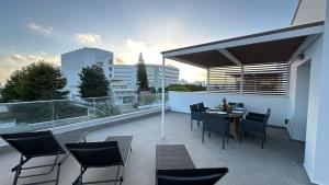 Balkoni atau teres di Modern Pearl Villa