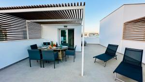 Balkoni atau teres di Modern Pearl Villa