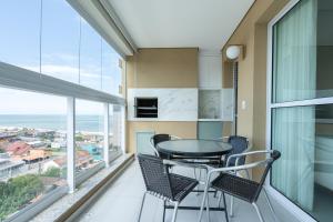 Η κουζίνα ή μικρή κουζίνα στο Apartamento em condomínio HOME CLUB, ar-condicionado, cozinha completa, PISCINA e JACUZZI aquecida, SAUNA, ACADEMIA, quadra de esportes playground infantil, salão de jogos a 40m da PRAIA e 15min do Beto Carreiro