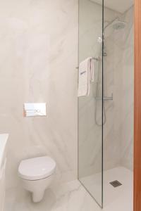 Bilik mandi di Host Wise - Bright and Cozy House with Dom Luís Bridge View