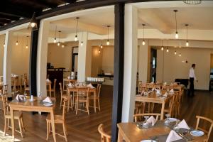 a dining room with wooden tables and chairs at Oak Ray La Ella Breeze in Ella