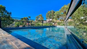 a large swimming pool with blue water at Oak Ray La Ella Breeze in Ella