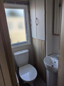 Ванная комната в Modern 8 Berth Caravan At Southview Holiday Park, Skegness Ref 33052Tc