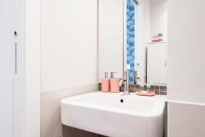 A bathroom at Fully furnished flat Arco della Pace by Easylife
