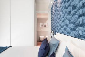 A bed or beds in a room at Fully furnished flat Arco della Pace by Easylife