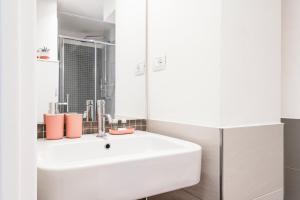 A bathroom at Fully furnished flat Arco della Pace by Easylife
