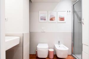 A bathroom at Fully furnished flat Arco della Pace by Easylife