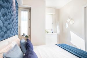 A bed or beds in a room at Fully furnished flat Arco della Pace by Easylife