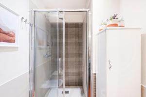A bathroom at Fully furnished flat Arco della Pace by Easylife
