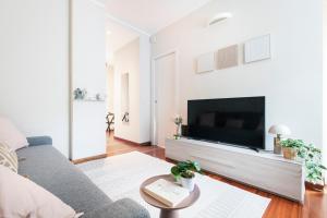A television and/or entertainment centre at Fully furnished flat Arco della Pace by Easylife