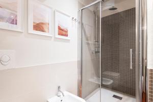 A bathroom at Fully furnished flat Arco della Pace by Easylife
