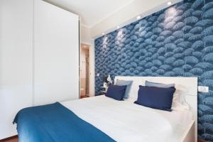 A bed or beds in a room at Fully furnished flat Arco della Pace by Easylife