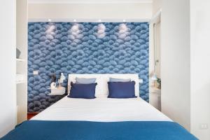 A bed or beds in a room at Fully furnished flat Arco della Pace by Easylife