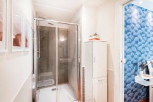 A bathroom at Fully furnished flat Arco della Pace by Easylife Még 26 kép