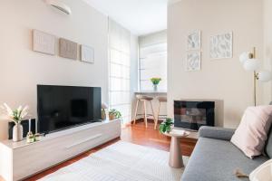 A television and/or entertainment centre at Fully furnished flat Arco della Pace by Easylife