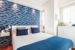 A bed or beds in a room at Fully furnished flat Arco della Pace by Easylife