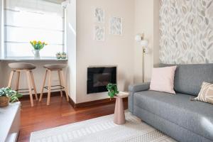 A seating area at Fully furnished flat Arco della Pace by Easylife