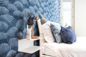 A bed or beds in a room at Fully furnished flat Arco della Pace by Easylife