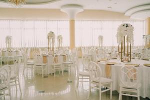 ein Festsaal mit weißen Tischen und weißen Stühlen in der Unterkunft Hotel LIBERO Delchevo in Delčevo