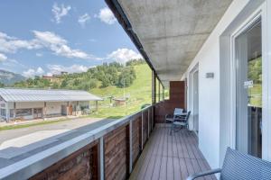 サンクト・ジョアン・イン・チロルにあるCOOEE alpin Hotel Kitzbüheler Alpenの山々の景色を望むバルコニー +98枚の写真