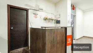 ein Zimmer mit einer Tür und einem Schild an der Wand in der Unterkunft Lutino Homes Ramurthynagar main Road opposite D Mart in Bangalore