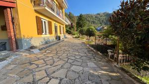 a cobblestone street in front of a yellow building at Casa Maria in Serra Rocco