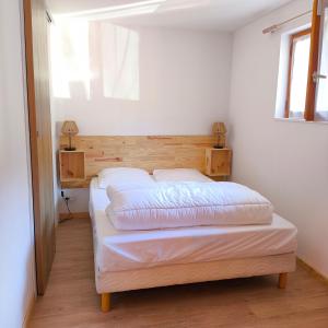 una camera da letto con due letti in una stanza di T2 tout confort avec balcon au calme entre lac et montagne a Brizon Altre 24 foto