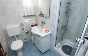 Kúpeľňa v ubytovaní Two-Bedroom Apartment In Krusevo
