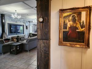 TV a/nebo společenská místnost v ubytování Monte Crous Hotel, Restaurant and Venue