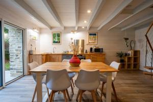 Η κουζίνα ή μικρή κουζίνα στο Gîte Marguerite - Maison avec jardin de 3500m2
