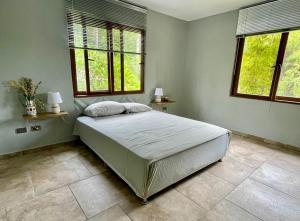 Postel nebo postele na pokoji v ubytování Exclusive Mountain Villa with Ocean View near Puerto Plata