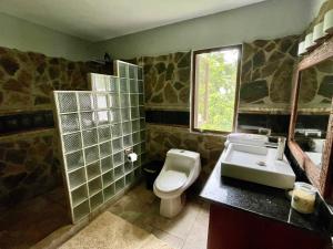 Koupelna v ubytování Exclusive Mountain Villa with Ocean View near Puerto Plata + 15 fotografií