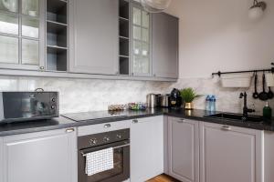 Kuchyňa alebo kuchynka v ubytovaní ApartHotel Kolejowa Apartamenty