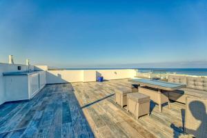 a balcony with a table and chairs and the ocean at Retreat, Block A1, no 4 in Küçükerenköy