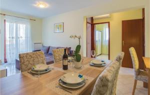 Posedenie v ubytovaní Two-Bedroom Apartment In Porec