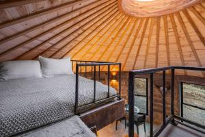 Postel nebo postele na pokoji v ubytování The Mountain Yurt